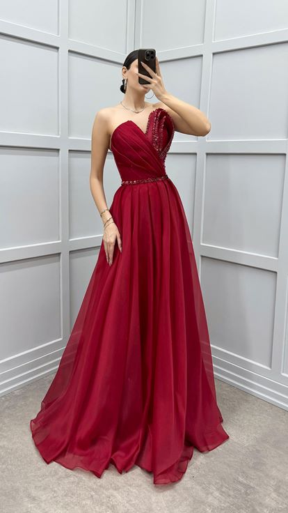 Abito da sera in tulle rosso con dettaglio ricamato sul busto 