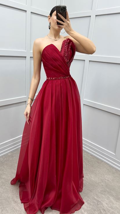 Abito da sera in tulle rosso con dettaglio ricamato sul busto 