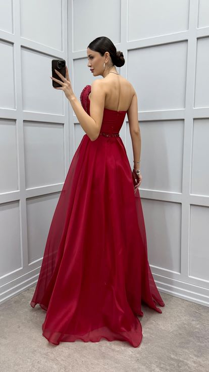 Abito da sera in tulle rosso con dettaglio ricamato sul busto 