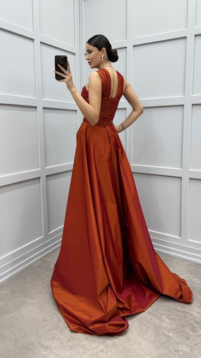 فستان سهرة شفاف منسدل بتفاصيل برتقالية على الكتف