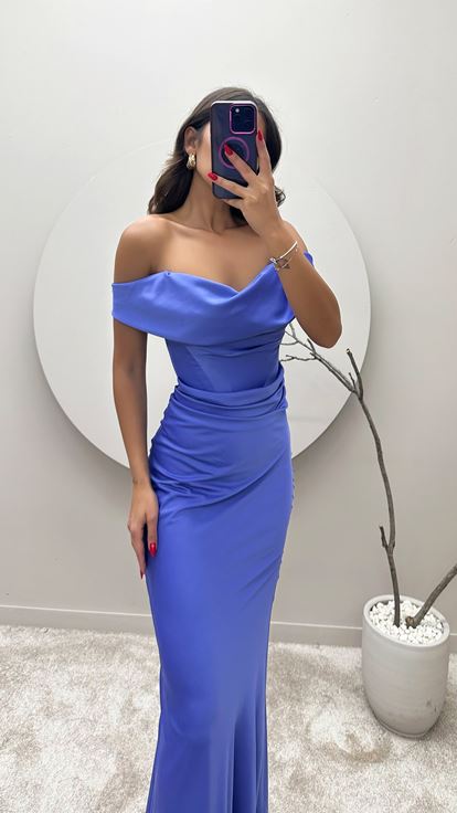 فستان سهرة من الساتان بلون أرجواني فاتح بياقة قارب