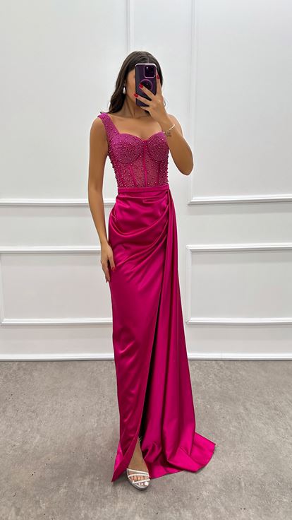 Abito Da Sera Velato Ricamato Con Perline Fucsia Sul Petto