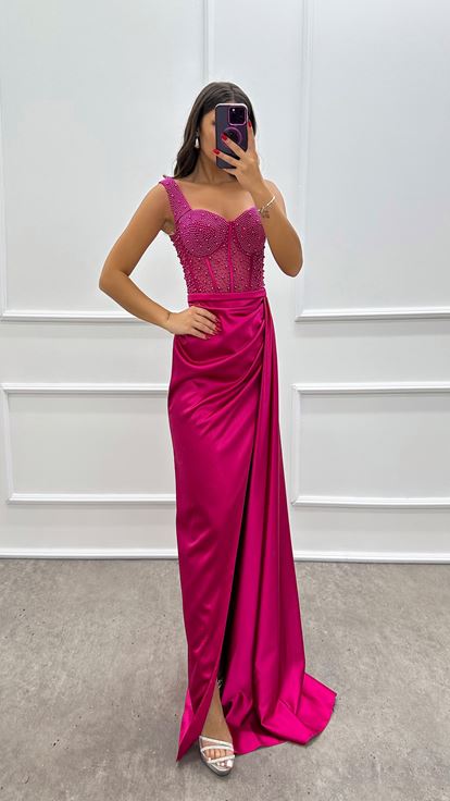 Abito Da Sera Velato Ricamato Con Perline Fucsia Sul Petto