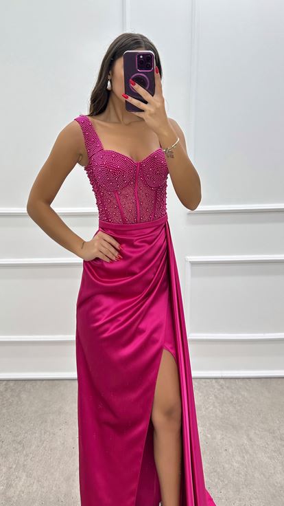 Abito Da Sera Velato Ricamato Con Perline Fucsia Sul Petto