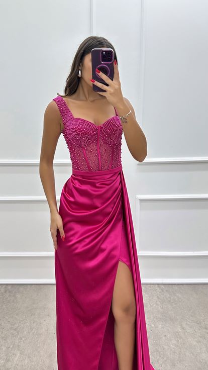 Abito Da Sera Velato Ricamato Con Perline Fucsia Sul Petto