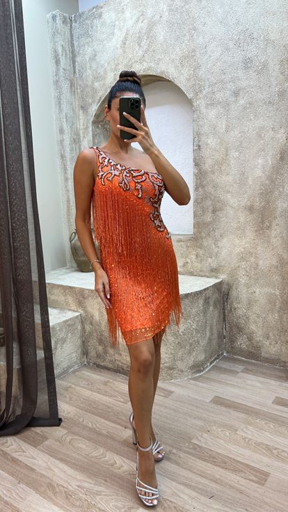Robe de créateur orange asymétrique à franges et broderie personnalisée