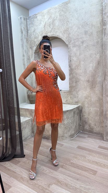 Robe de créateur orange asymétrique à franges et broderie personnalisée