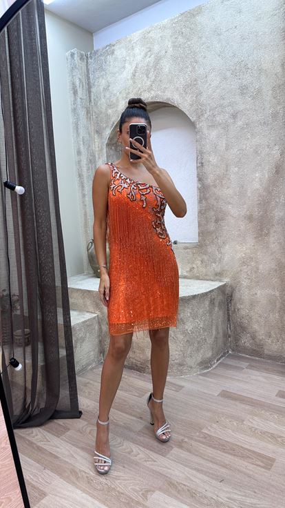 Robe de créateur orange asymétrique à franges et broderie personnalisée