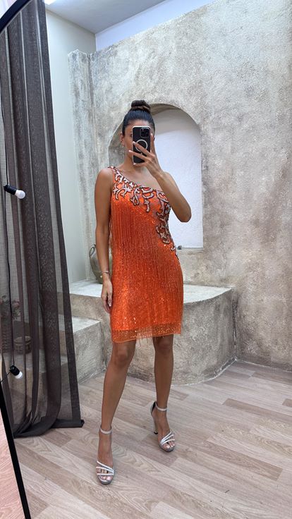Robe de créateur orange asymétrique à franges et broderie personnalisée