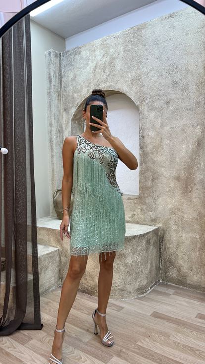 Robe de créateur vert menthe à une épaule  à franges et brodée sur mesure