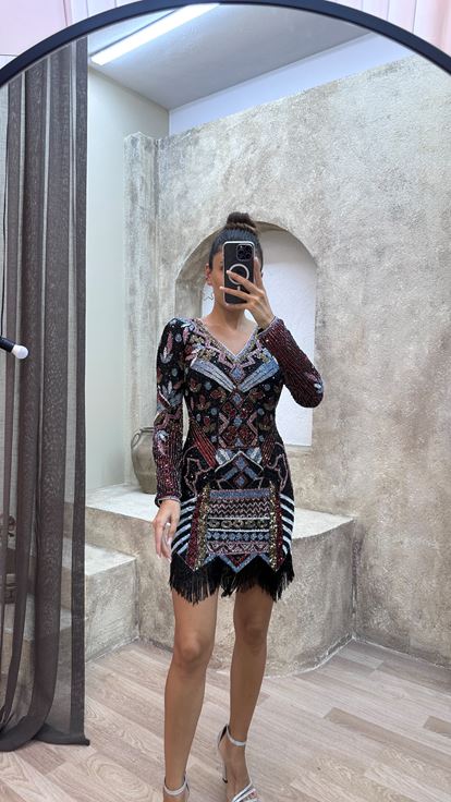 Schwarzes, speziell besticktes Kleid mit V-Ausschnitt