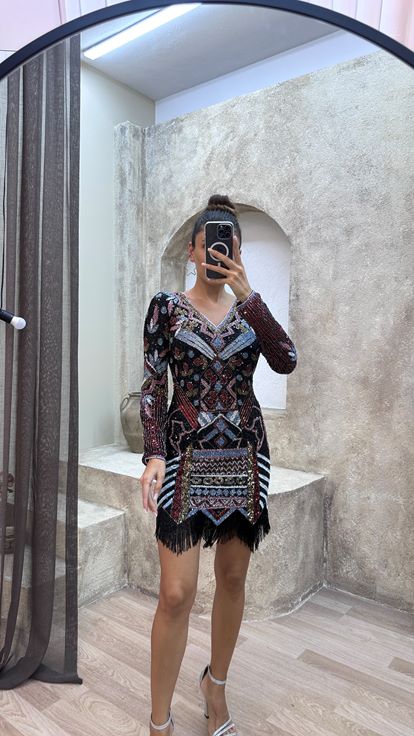 Schwarzes, speziell besticktes Kleid mit V-Ausschnitt