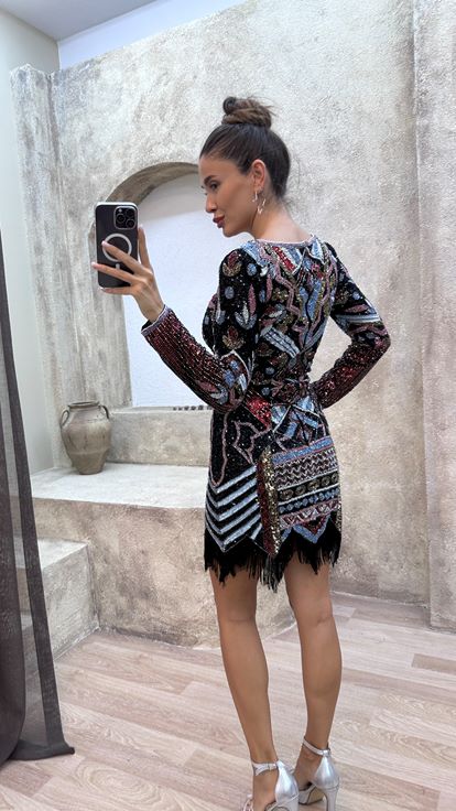 Schwarzes, speziell besticktes Kleid mit V-Ausschnitt