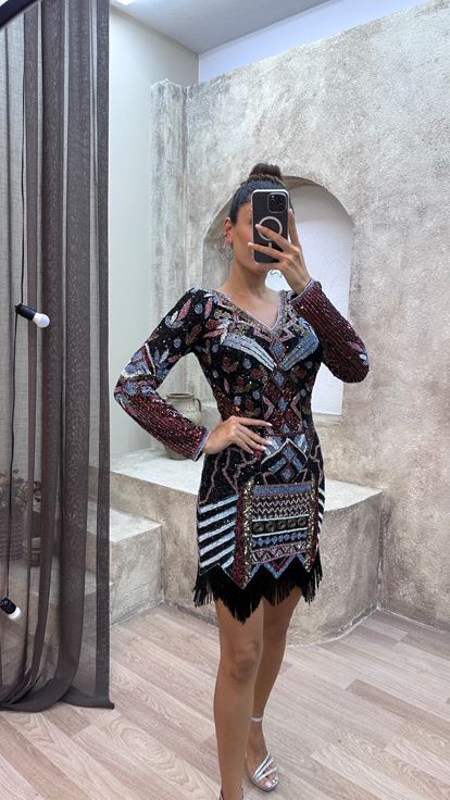 Schwarzes, speziell besticktes Kleid mit V-Ausschnitt