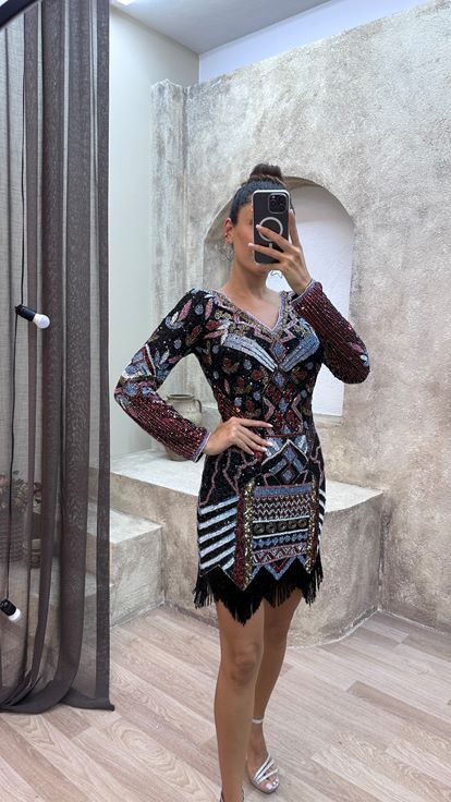 Schwarzes, speziell besticktes Kleid mit V-Ausschnitt