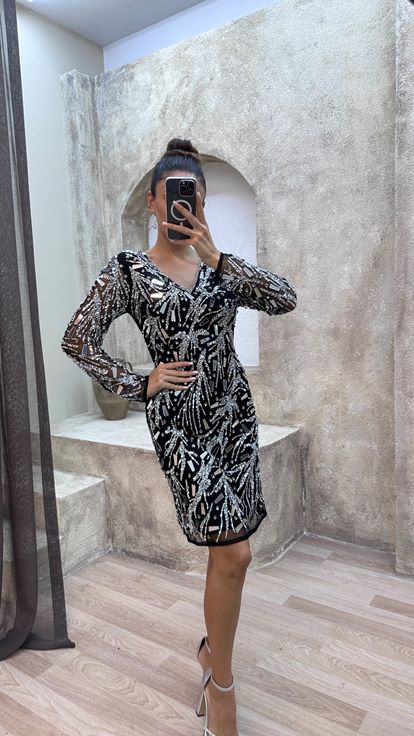 فستان أسود بتصميم مطرز حسب الطلب، بياقة على شكل حرف V