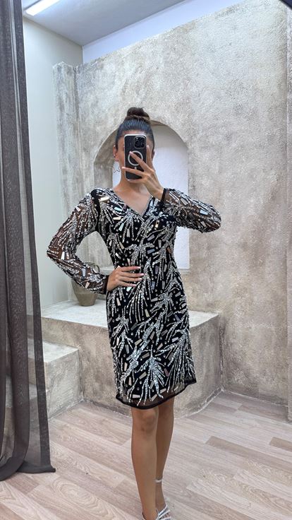 فستان أسود بتصميم مطرز حسب الطلب، بياقة على شكل حرف V