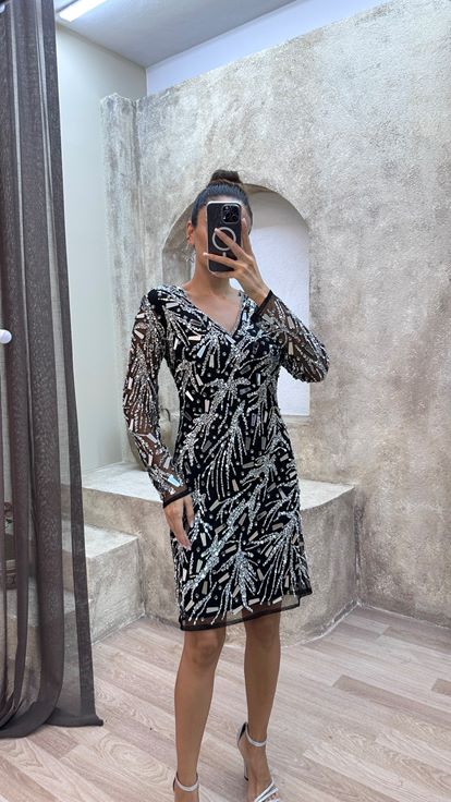 فستان أسود بتصميم مطرز حسب الطلب، بياقة على شكل حرف V