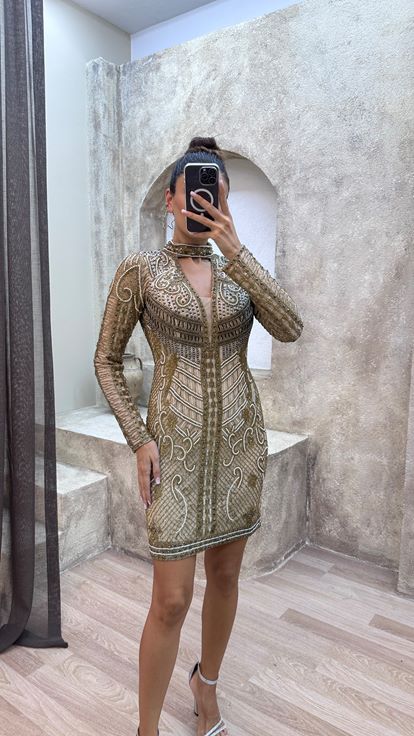 Robe jaune avec détail au col et à la poitrine  ornée de broderies spéciales