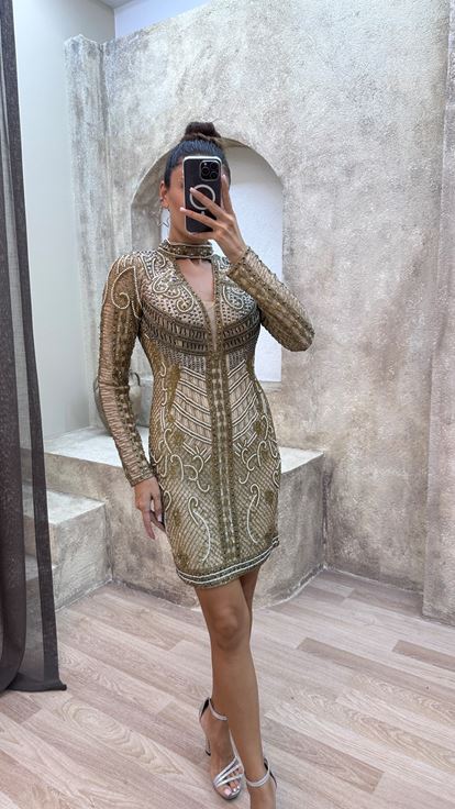 Robe jaune avec détail au col et à la poitrine  ornée de broderies spéciales