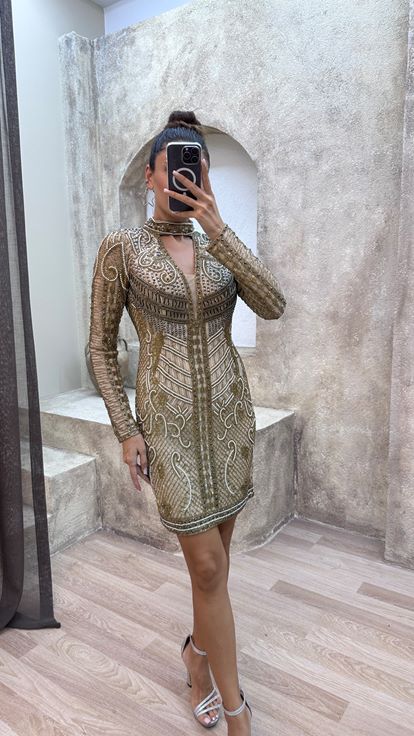 Robe jaune avec détail au col et à la poitrine  ornée de broderies spéciales