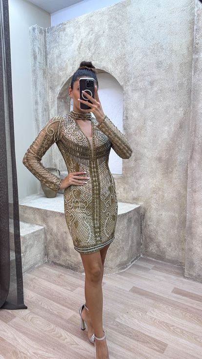 Robe jaune avec détail au col et à la poitrine  ornée de broderies spéciales