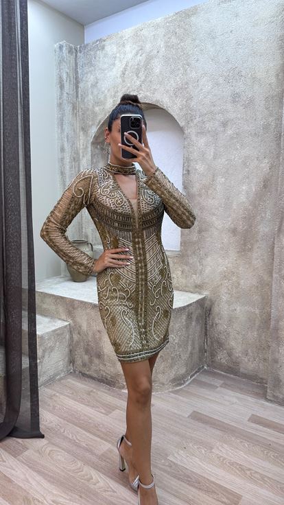 Robe jaune avec détail au col et à la poitrine  ornée de broderies spéciales