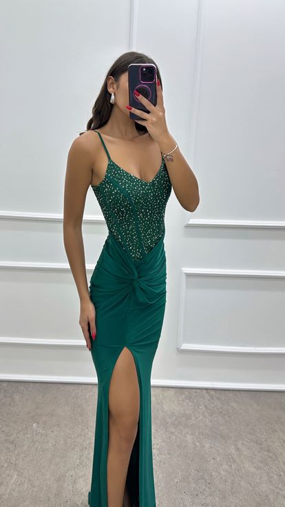 Zümrüt Yeşili İp Askılı Göğsü İşlemeli Tasarım Elbise