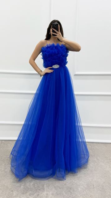 Abito in tulle con spilla e dettaglio sul petto senza spalline di Saks