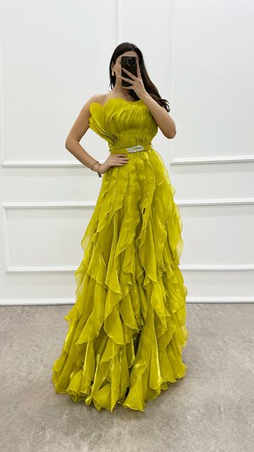 Vestido de noche amarillo con cinturón con detalle de volante de inercia sin tirantes