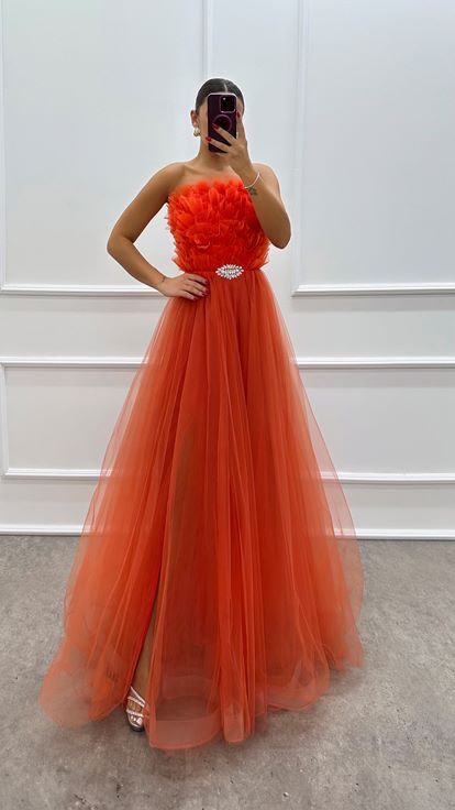Turuncu Straplez Göğüs Detay Broşlu Tül Elbise
