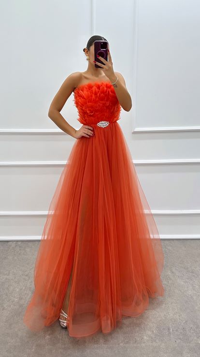 Turuncu Straplez Göğüs Detay Broşlu Tül Elbise