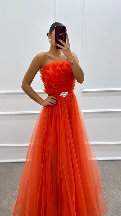 Turuncu Straplez Göğüs Detay Broşlu Tül Elbise