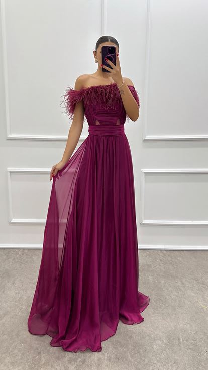 فستان بلون البرقوق بدون حمالات مع صدر من التول وخصر شفاف