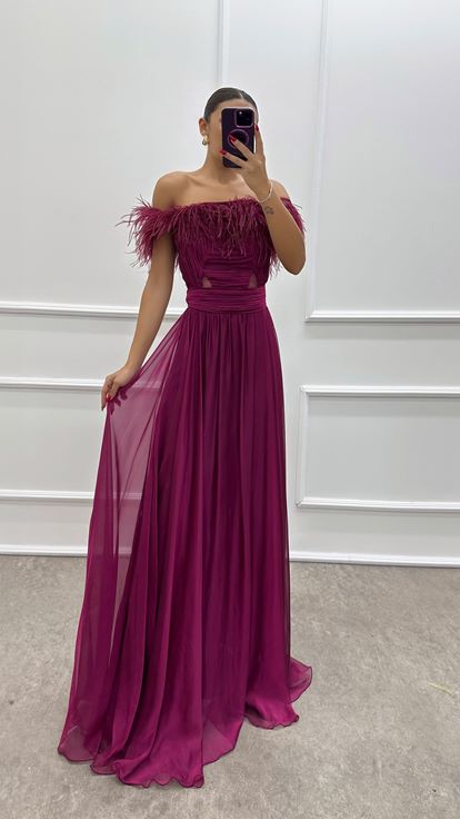 فستان بلون البرقوق بدون حمالات مع صدر من التول وخصر شفاف