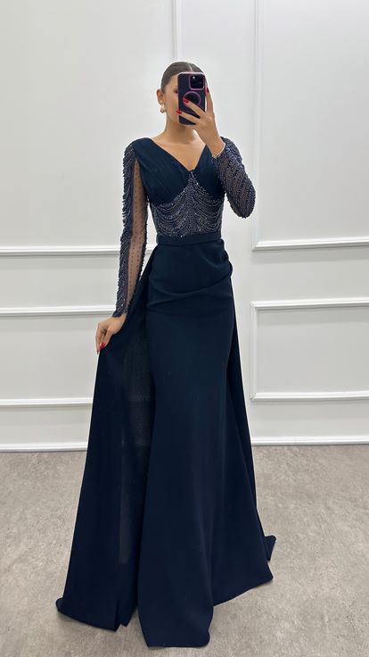 فستان مصمم باللون الأزرق الداكن بتفاصيل مطرزة شفافة