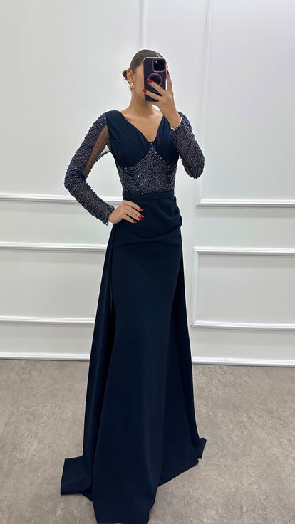 فستان مصمم باللون الأزرق الداكن بتفاصيل مطرزة شفافة