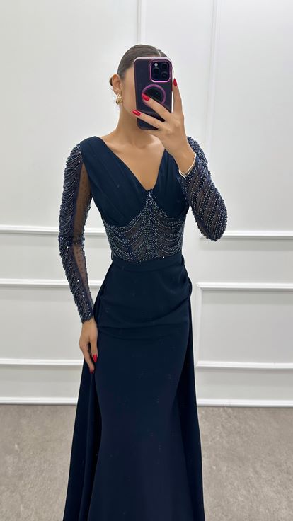 فستان مصمم باللون الأزرق الداكن بتفاصيل مطرزة شفافة