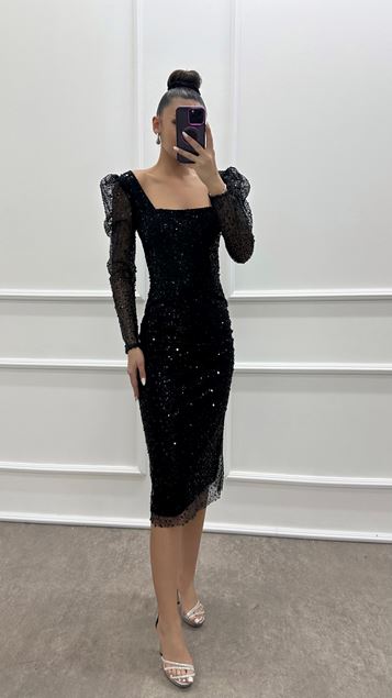 Vestido negro de largo midi bordado con diseño bordado con cuello en U