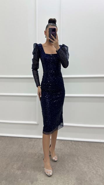 Vestido de largo midi con diseño bordado con escote en U azul marino