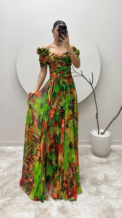 Vestido de gasa con diseño estampado con detalle de hombros verdes