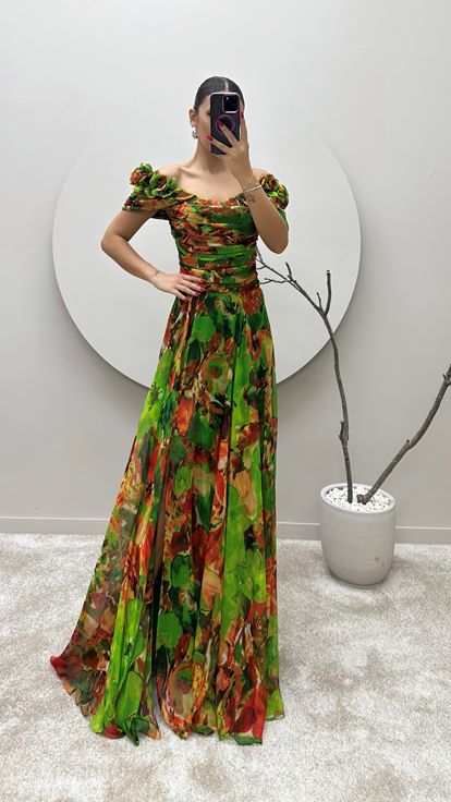 Vestido de gasa con diseño estampado con detalle de hombros verdes