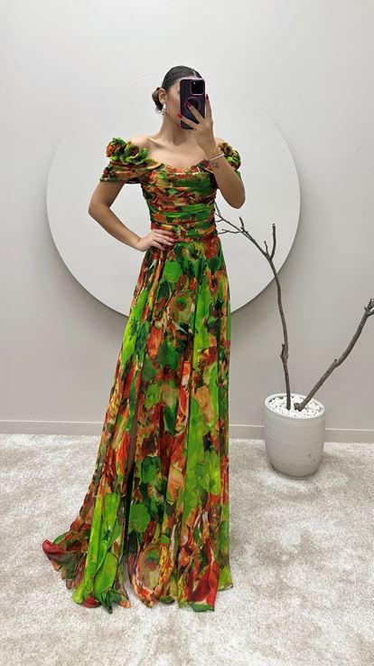 Vestido de gasa con diseño estampado con detalle de hombros verdes