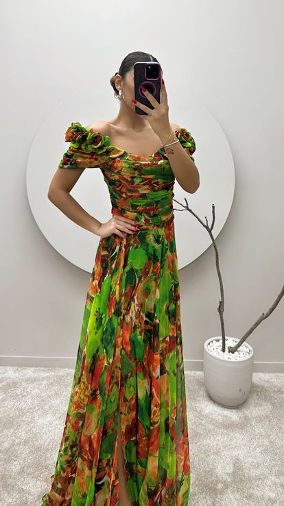 Vestido de gasa con diseño estampado con detalle de hombros verdes