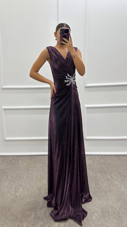 Pflaumenfarbenes Kleid mit V-Ausschnitt und Taillendetails