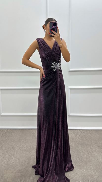 Pflaumenfarbenes Kleid mit V-Ausschnitt und Taillendetails