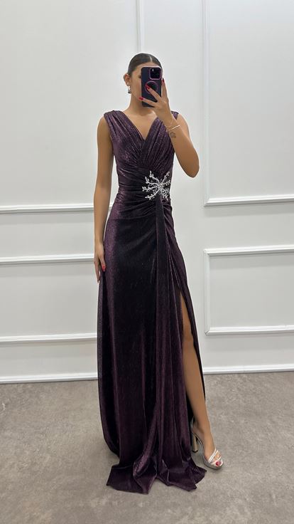 Pflaumenfarbenes Kleid mit V-Ausschnitt und Taillendetails