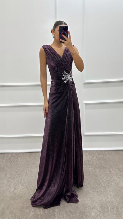 Pflaumenfarbenes Kleid mit V-Ausschnitt und Taillendetails