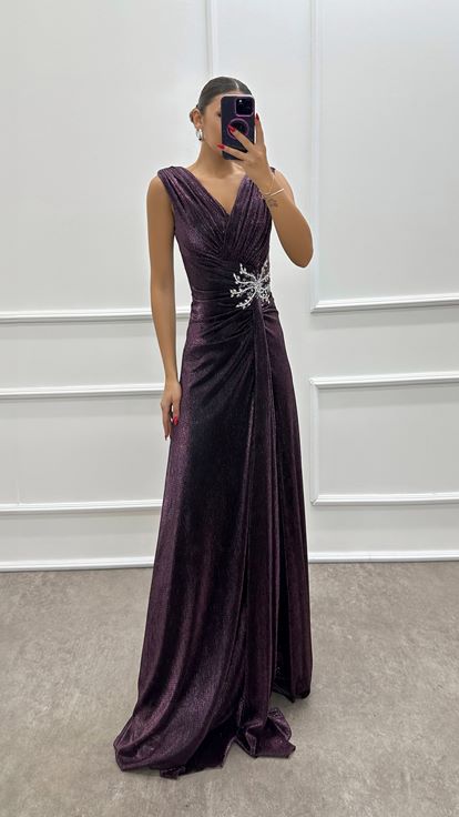 Pflaumenfarbenes Kleid mit V-Ausschnitt und Taillendetails