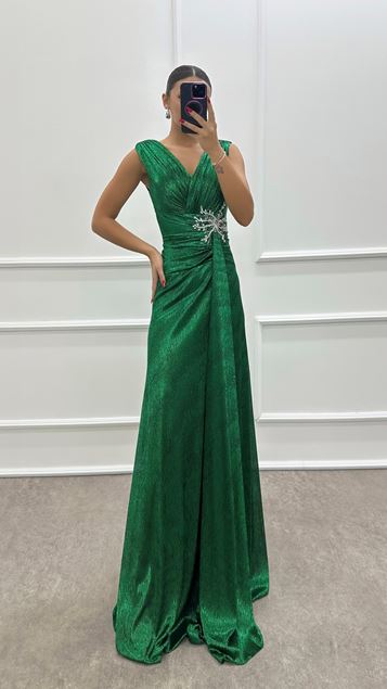 Smaragdgrünes Kleid mit V-Ausschnitt und Taillendetails